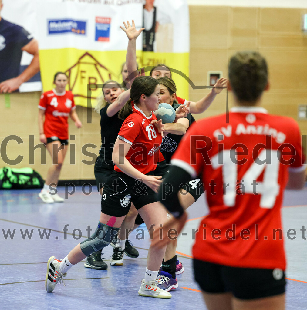 2022-12-04_056_SV_Anzing_gegen_TSV_Uebersee | Anzing, Deutschland, 04.12.2022:
Handball, Bezirksliga 2022 / 2023, 8. Spieltag, SV Anzing gegen TSV Übersee, Endergebnis: 29:24

Virag Varga (SV Anzing, #18), Theresa Widmann (TSV Übersee, #4)

Foto: Christian Riedel / fotografie-riedel.net