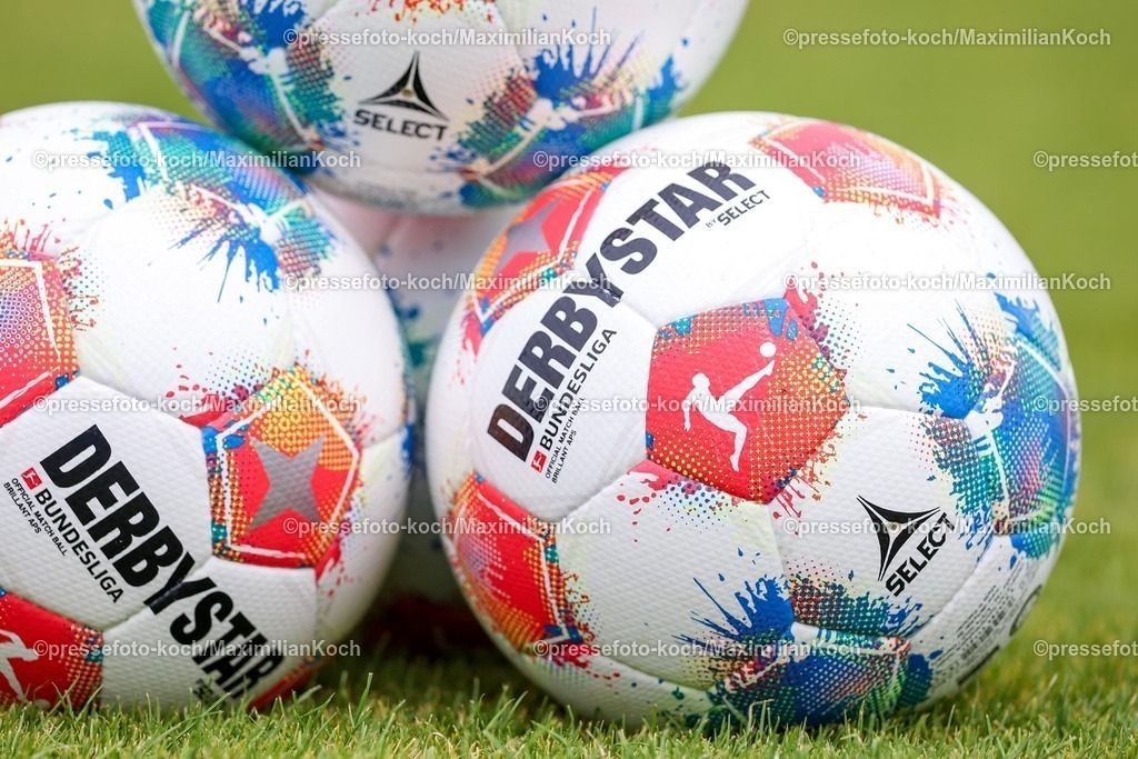 1FC12072501060 | 12.07.2025, Fußball, SV Bergisch Gladbach 09 - 1. FC Köln, Testspiel, BELKAW-Arena, Saison 2025 2026: Nahaufnahme offizieller Spielball der 1. Fußballbundesliga Bundesliga Derbystar Select mit Logo Emblem der BLDFB regulations prohibit any use of photographs as image sequences and or quasi-video.