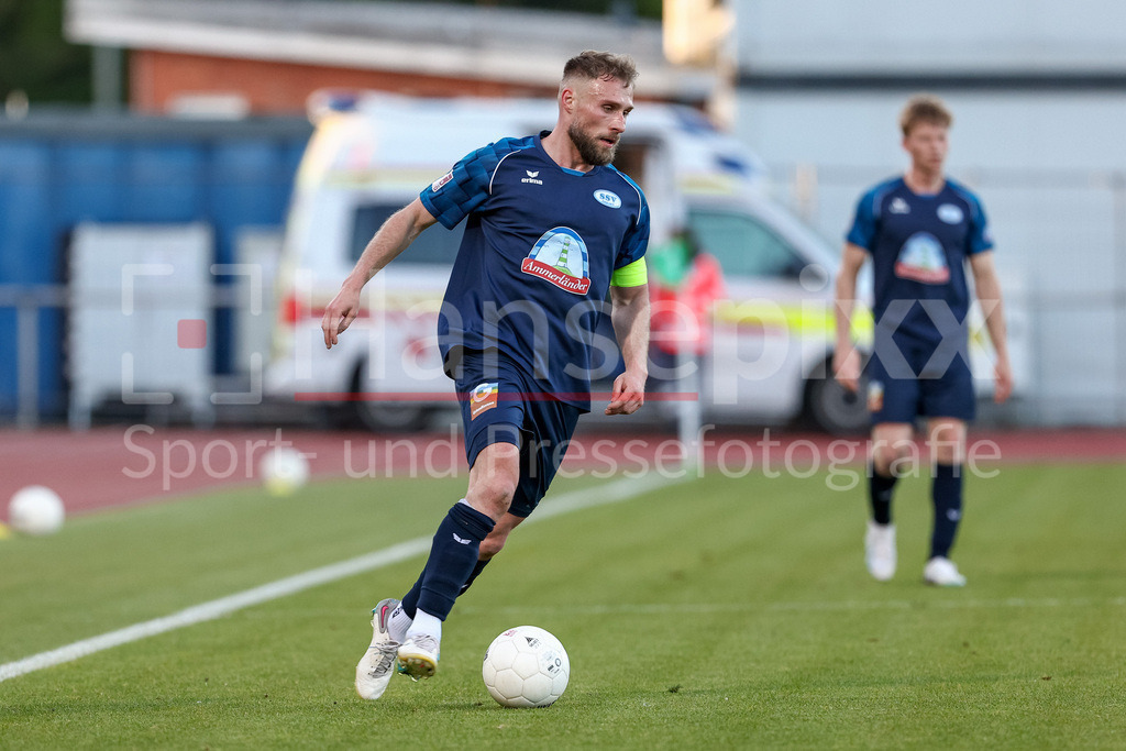 Fussball, Regionalliga Nord, SV Werder Bremen II - SSV Jeddeloh | Max Wegner (SSV Jeddeloh II, 22) am Ball, Einzelbild, Ganzkörper, Aktion, Action, Spielszene