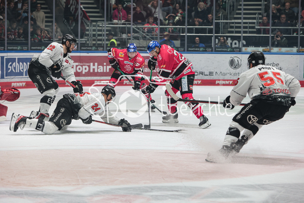 Augsburger Panther - Koelner Haie  | Maximilian GLOETZL (KEC #22) blockt in letzter Sekunde einen Schuss von David STIELER (AEV #21)