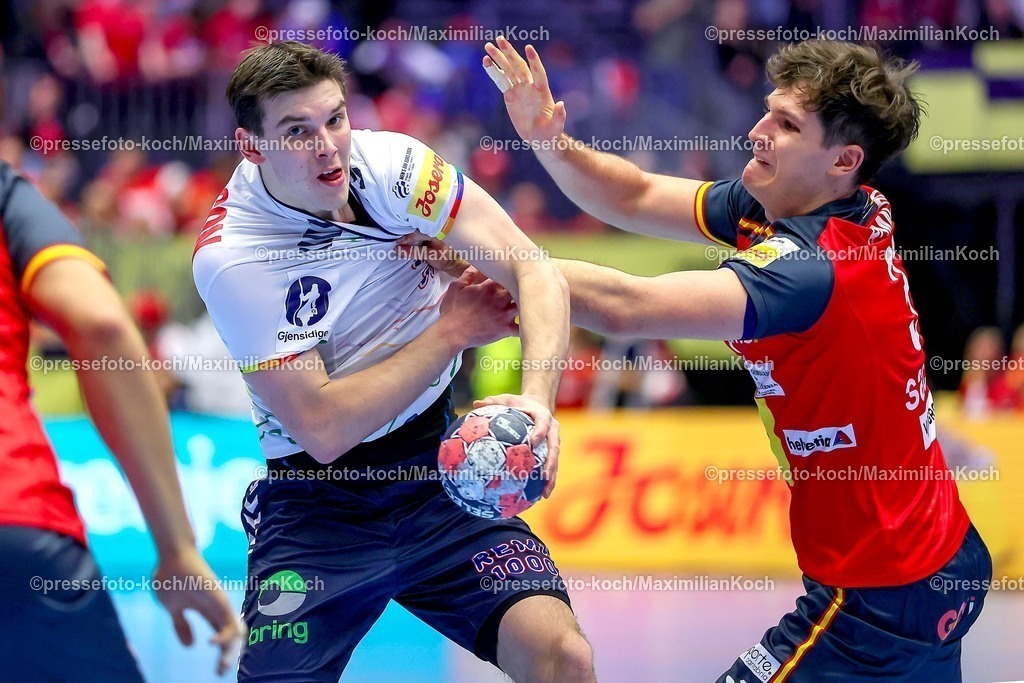 EHF22012602086 | 22.01.2026, Handball, Men's EHF EURO 2026, Spanien - Norwegen, Jyske Bank Boxen in Herning, Dänemark, Main Round:  Patrick Helland Anderson (Norway #35) im Zweikampf gegen   Daniel Dujshebaev Dovichebaeva (Espania #24) 