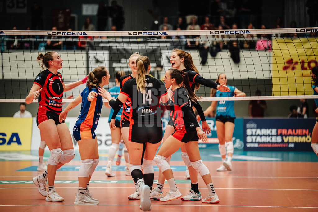 Volleyball | Frauen | Saison 2025/2026 | Volleyball Bundesliga | ETV Hamburger Volksbank Volleys vs. VC Wiesbaden | 14.03.2026 | ETV jubelt, v.l. Leonie Körtzinger (#7, ETV Hamburger Volksbank Volleys), Sarah Stiriz (#4, ETV Hamburger Volksbank Volleys), Alexa Sophie Thaden (#15, ETV Hamburger Volksbank Volleys), Fiona Dittmann (#14, ETV Hamburger Volksbank Volleys), Kathleen Weiß (#13, ETV Hamburger Volksbank Volleys) und Constanze von Meyenn (#6, ETV Hamburger Volksbank Volleys)