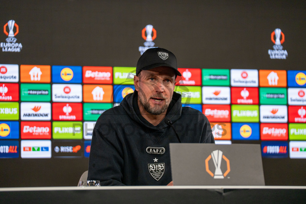 VfB Stuttgart vs. FC Porto, Fussball, Europa League, Achtelfinale, Hinspiel, 12.03.2026 | Sebastian Hoeness (Trainer VfB Stuttgart) bei der Pressekonferenz,VfB Stuttgart vs. FC Porto, Fussball, Europa League, Achtelfinale, Hinspiel, 12.03.2026Foto: photosbyphips/Philip Ziegler