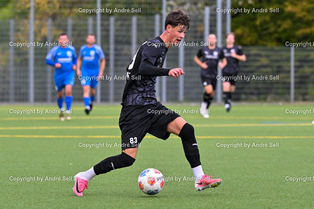 TSV Klausdorf vs SV Dörpum | Leon Mordhorst (Klausdorf #83) / Fußball-Landesliga Schleswig Männer 2026/2027 / TSV Klausdorf vs SV Dörpum / Kunstrasenplatz Klausdorf / Schwentinental / 17.10.26 - Realisiert mit Pictrs.com