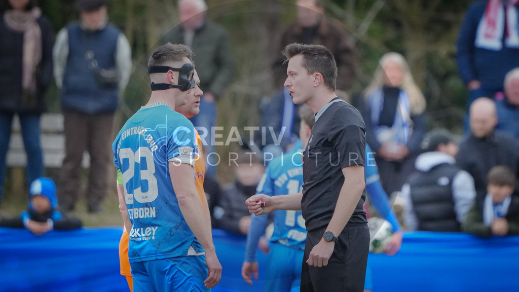 Fußball, Herren, Saison 2025/2026, Landespokal Brandenburg, Halbfinale, RSV Eintracht 1949 vs. VfB 1921 Krieschow, Samstag 28.03.2026, Sportplatz-Heinrich-Zille-Straße | Fußball, Herren, Saison 2025/2026, Landespokal Brandenburg, Halbfinale, RSV Eintracht 1949 vs. VfB 1921 Krieschow, Samstag 28.03.2026, Sportplatz-Heinrich-Zille-Straße, Im Bild: Schiedsrichter Tim Gerstenberg (l.) im Gespräch mit Matthias Steinborn (RSV) und Andy Hebler (VFB) - Realisiert mit Pictrs.com