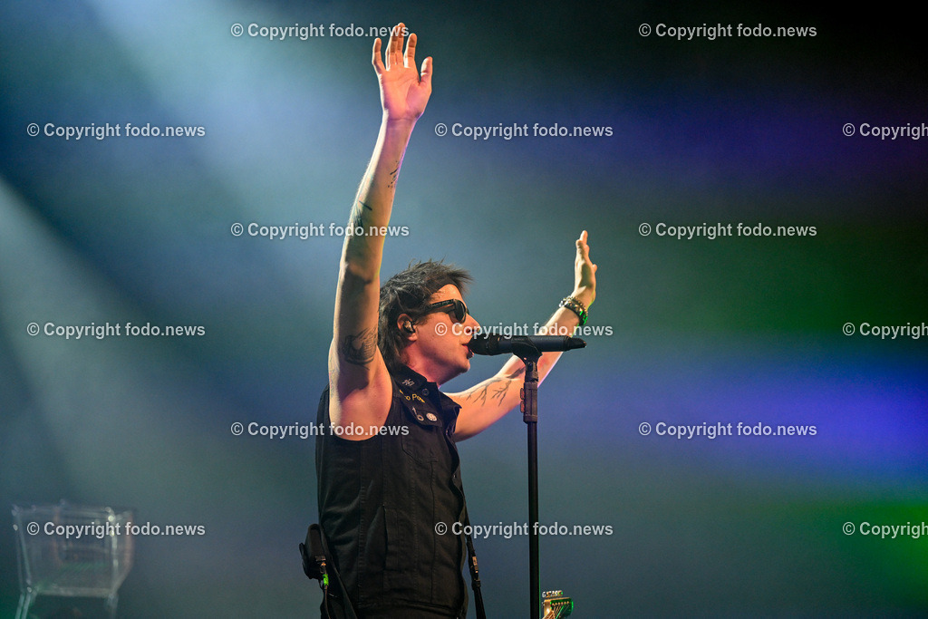 Posthof_ Turbobier_ Konzert_ 15.03.2024-54 | 15.03.2024, Linz, AUT, Posthof, Konzert Turbobier, im Bild Marco Pogo alias Dominik Wlazny (Saenger, Konzepter und Songwriter,  Gitarrist der oesterreichischen Punk-Rock-Band Turbobier, weiters Politiker der Bierpartei, Bezirksrat in Wien Simmering, Praesidentschaftskandidat, Arzt, Mediziner)