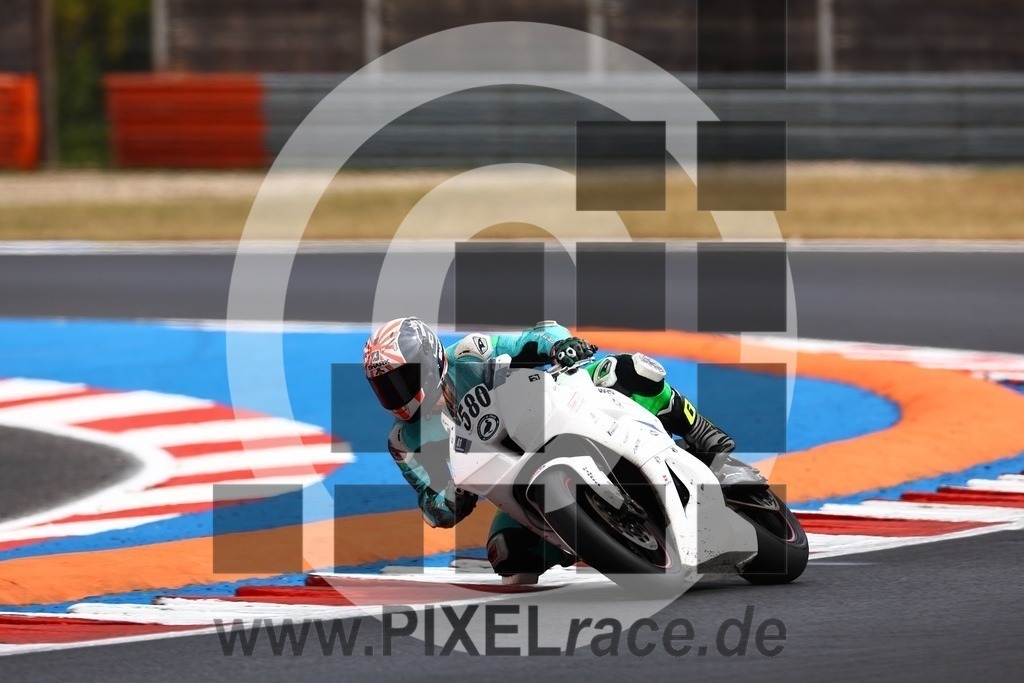 0580-20240727_03254 | Schöne Erinnerungen an spannende Momente - das festzuhalten ist unser Job. PIXELrace.de ist seit 2003 auf den Rennstrecken Europas unterwegs um die Action draußen beim Fahren und die wunderbare Stimmung imm Fahrerlager für euch einzufangen.