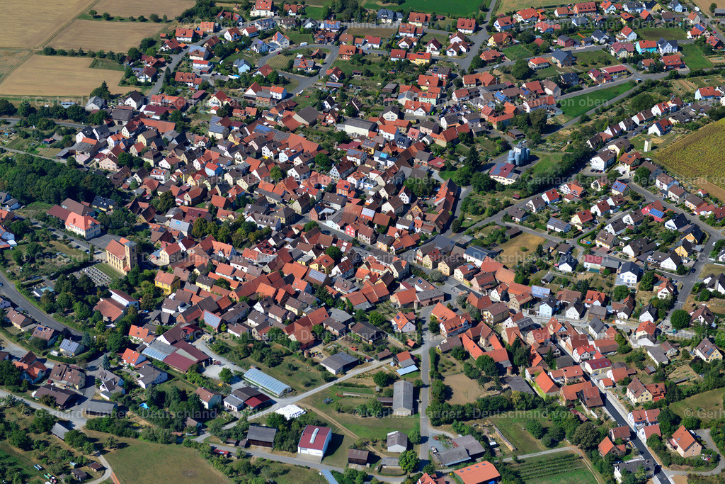 3650585 | OBERALTERTHEIM 13.09.2016 Stadtansicht vom Stadtrand angrenzend an landwirtschaftliche Feldern  in Oberaltertheim im Bundesland Bayern, Deutschland // City view from the outskirts with adjacent agricultural fields  in Oberaltertheim in the state Bavaria, Germany Foto: Gerhard Launer