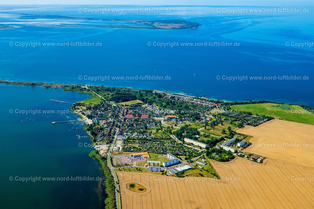 Dranske_Rügen_ELS_8175100822 | DRANSKE 10.08.2022 Ortschaft an den Uferbereichen in Dranske auf Rügen im Bundesland Mecklenburg-Vorpommern, Deutschland. // Town on the banks of the river in Dranske Ruegen in the state Mecklenburg - Western Pomerania, Germany. Foto: Martin Elsen