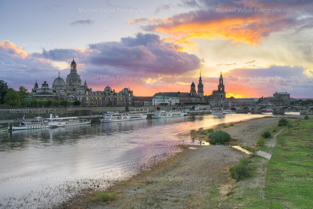 Die Skyline von Dresden bei Sonnenuntergang | Blick von der Carolabrücke über das Königsufer und die Elbe in Richtung Dresdner Altstadt, mit der Frauenkirche und der Brühlschen Terrasse, dem Residenzschloss und der Katholischen Hofkirche (Kathedrale Sanctissimae Trinitatis) sowie der Semperoper (von links nach rechts). - Realisiert mit Pictrs.com