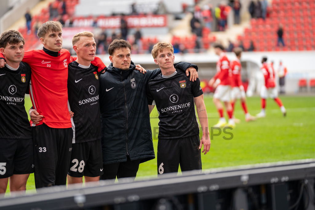 Kickers Offenbach vs. SG Sonnenhof Grossaspach, Fussball, Regionalliga Suedwest, 24. Spieltag, 14.03.2026 | SG Sonnenhof Grossaspach in der Kurve bei Ihren Fans nach dem Spiel,Kickers Offenbach vs. SG Sonnenhof Grossaspach, Fussball, Regionalliga Suedwest, 24. Spieltag, 14.03.2026Foto: photosbyphips/Philip Ziegler