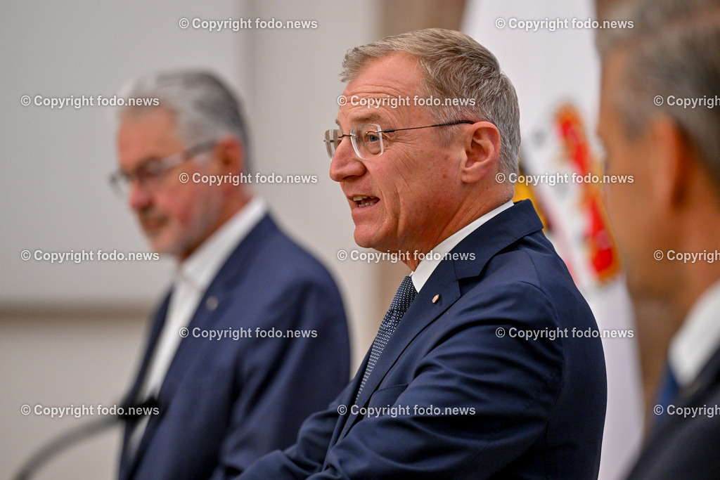 Pressekonferenz Land Ooe_ Start Sachleistungskarte fuer AsylwerberInnen in Ooe_ 03.06.2024-21 | 03.06.2024, Linz, AUT, Pressekonferenz Land Ooe, Start Sachleistungskarte fuer AsylwerberInnen in Ooe, im Bild Walter Aichinger (Praesident des Roten Kreuz Ooe), LH Thomas Stelzer (VP, Landeshauptmann Ooe), LR Wolfgang Hattmannsdorfer (VP)