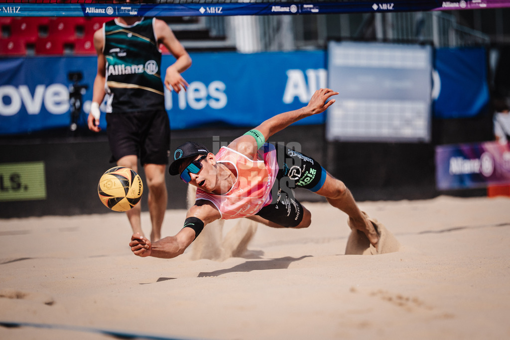 Beachvolleyball | Männer | Allianz German Beach Tour 2025 | Tourstop Berlin | 21.08.2025 | Valentin Schneckenburger springt zum Ball
