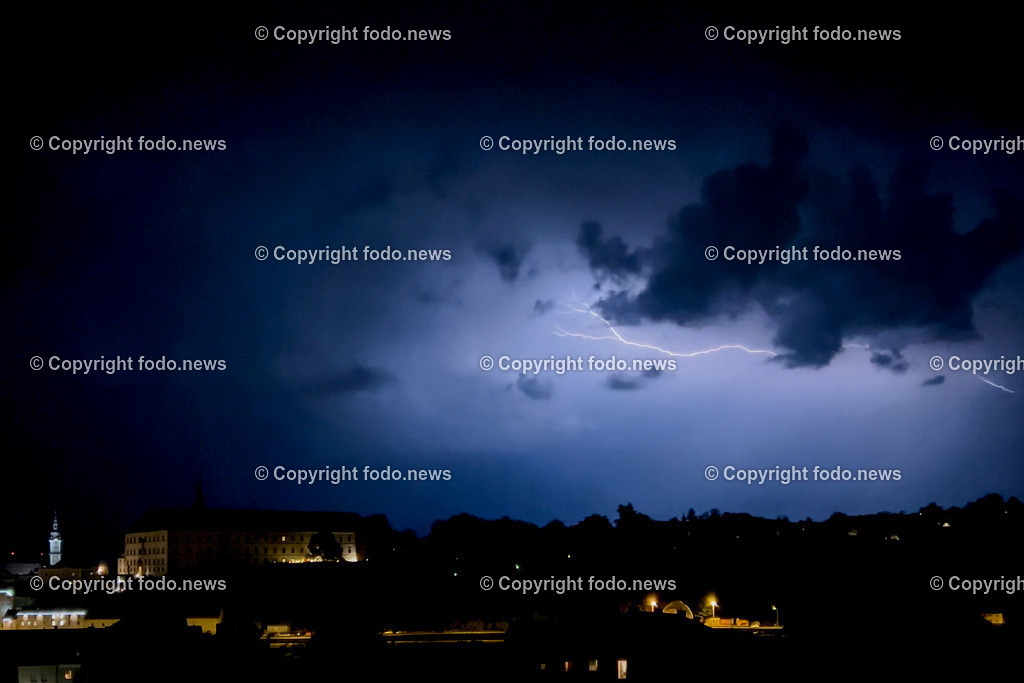 Wetter_ Gewitter_ Blitz_ 15.08.2024-3 | 15.08.2024, Linz, AUT, Wetter, Unwetter, Gewitter, im Bild Blitze, Blitz ueber der Stadt