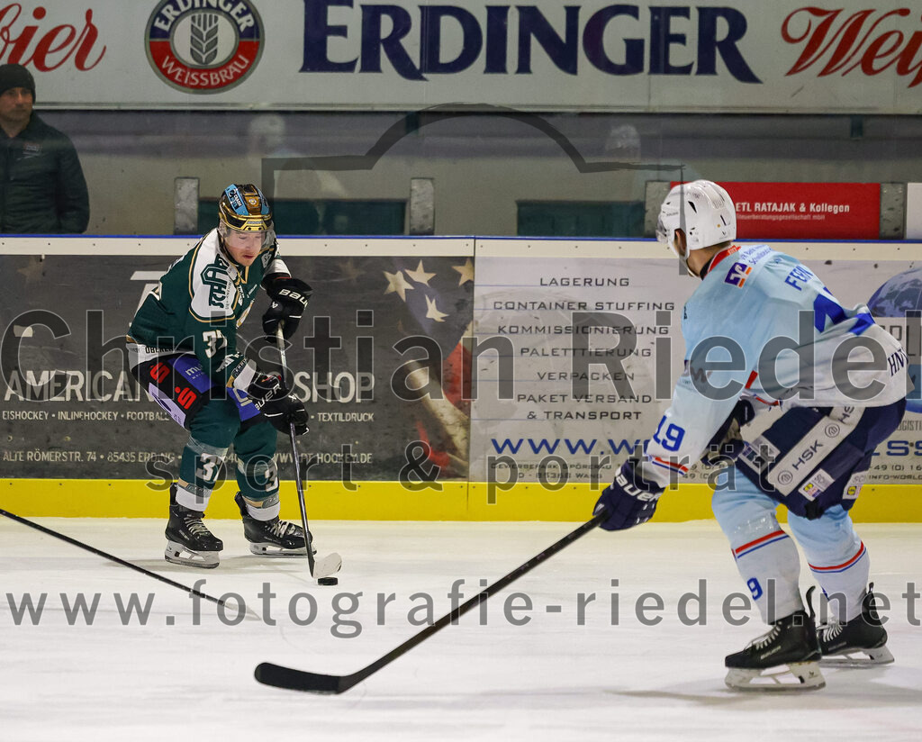 2025-12-23_131_TSV_Erding_gegen_Heilbronner_Falken | Erding, Deutschland, 23.12.2025:Eishockey, Oberliga Süd 2025 / 2026, 29. Spieltag, TSV Erding gegen Heilbronner Falken, Endergebnis: 5:4Thomas Matheson (Erding Gladiators, #37), Leon Fern (Heilbronner Falken, #19)Foto: Christian Riedel / fotografie-riedel.net