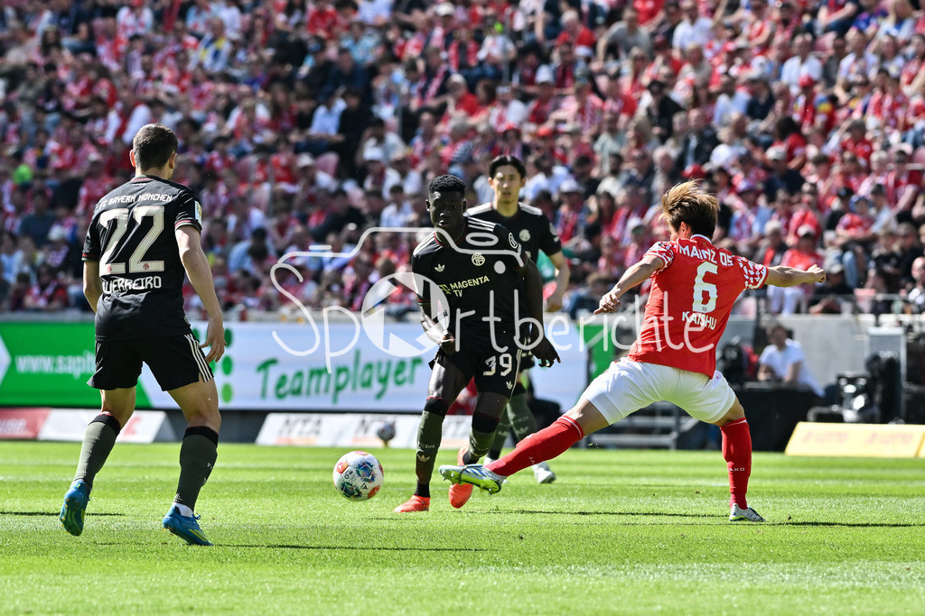 1. FSV Mainz 05 - FC Bayern München | MAINZ, GERMANY - 25. APRIL: im Duell Bara NDIAYE (FC Bayer Munich 39) und Kaishu SANO (1. FSV Mainz 05 6) / während dem Bundesligamatch zwischen dem 1. FSV Mainz 05 und dem FC Bayern München am 31. Spieltag in der MEWA Arena / DFL REGULATIONS PROHIBIT ANY USE OF PHOTOGRAPHS AS IMAGE SEQUENCES AND/OR QUASI-VIDEO