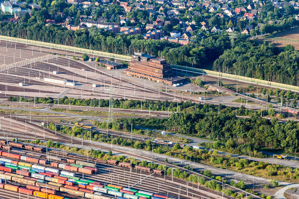 Luftbild: Schienen- und Gleisstrecken auf den Abstellgleisen und Rangierstrecken des Rangierbahnhofes und Güterbahnhofes Maschen der Deutschen Bahn im Ortsteil Maschen in Seevetal im Bundesland Niedersachsen in Deutschland. Foto: IMG_110291.jpg vom 18.08.2018 durch Werner Riehm/FLY-FOTO.de