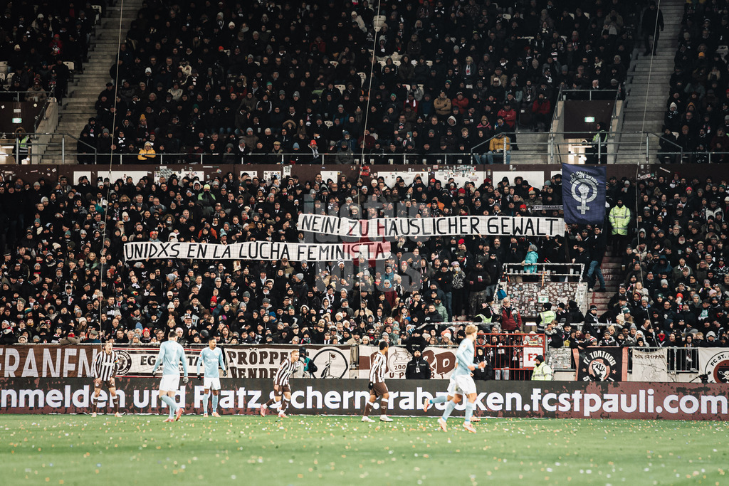 Fußball | Männer | Saison 2025/2026  | Fußball-Bundesliga | 11. Spieltag | FC St. Pauli vs. 1. FC Union Berlin | 23.11.2025 | Transparent der St. Pauli Fans Nein! Zu Häuslicher Gewalt Unidxs En La Lucha Feminista