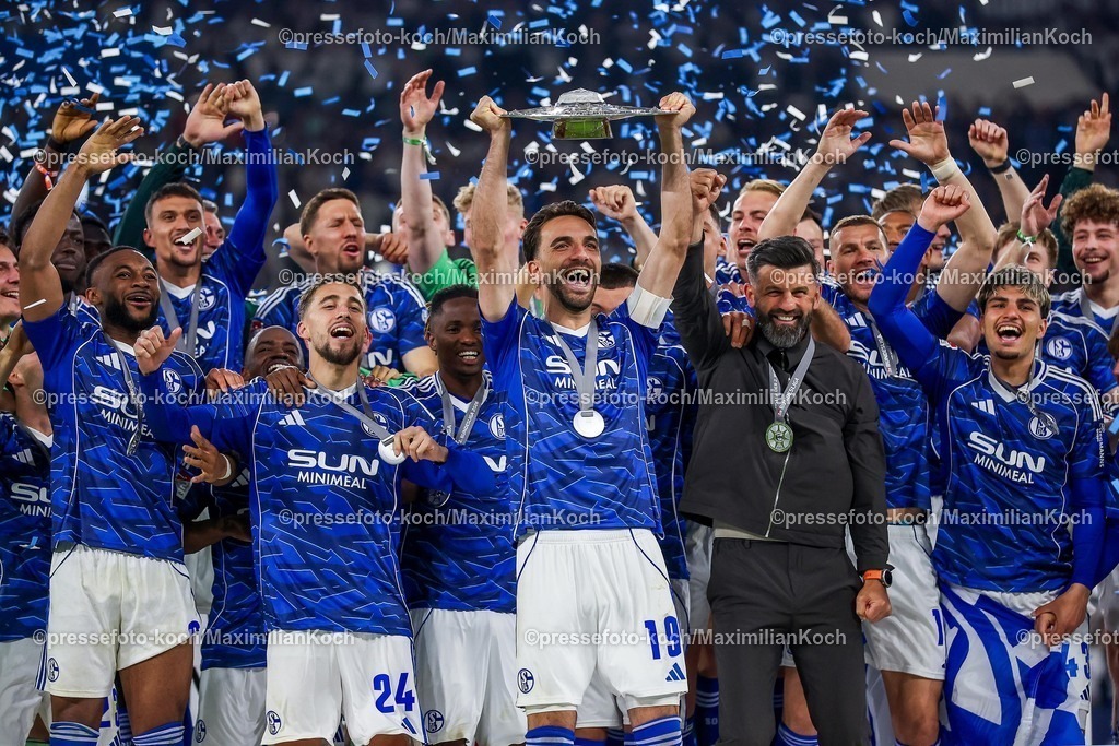 S0417052602042 | 17.05.2026, Fußball, FC Schalke 04 - Eintracht Braunschweig, 34. Spieltag, 2. Fußball Bundesliga, Veltins-Arena Gelsenkirchen, Saison 2025 2026: Schalke 04 ist Meister der 2. Bundesliga. Die Mannschaft gewinnt die Meisterschaft und steht jubelnd auf dem Spielfeld. Freude und Emotionen nach dem Sieg. Übergabe Siegerehrung Kenan Karaman&nbsp;&nbsp;(Schalke04 #19) mit der Meisterschale in der Hand neben Cheftrainer Miron Muslic (Schalke04) auf dem Podest DFB regulations prohibit any use of photographs as image sequences and or quasi-video.