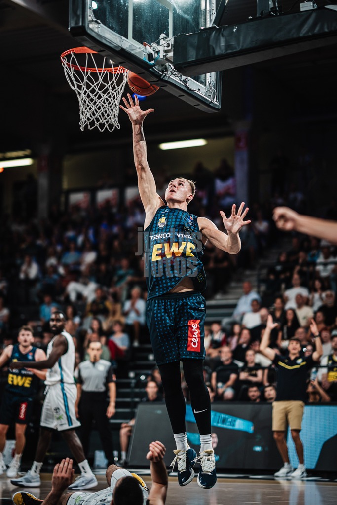Basketball | Männer | Saison 2024/2025  | easyCredit Basketball Bundesliga | Testspiel | Veolia Towers Hamburg vs. EWE Baskets Oldenburg | 25.08.2024 | Artur Konontsuk (#34, EWE Baskets Oldenburg) beim Korbleger