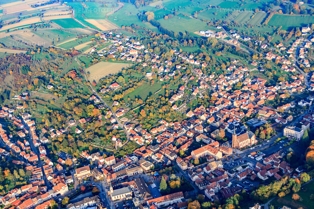 Vue aérienne: Vue de la ville depuis l'ouest à Niederbronn-les-Bains dans le département Bas Rhin, France – .Photo: IMG_54154.jpg prise le 21/10/2012 par Werner Riehm/FLY-FOTO.eu – Résolution de l'original: 4752 x 3168 px