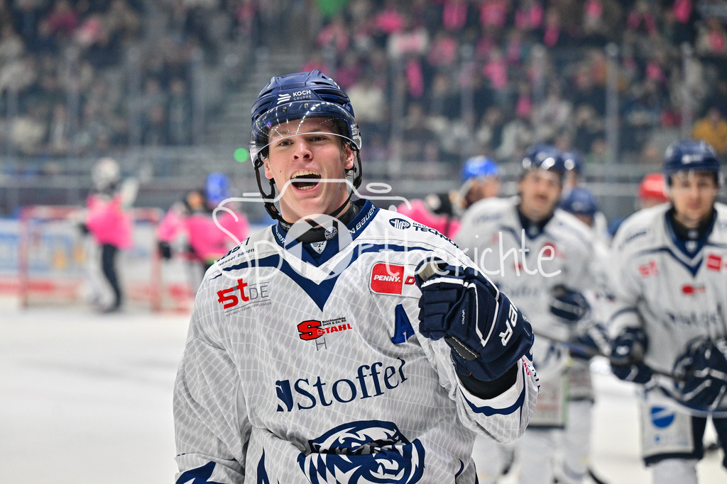 Augsburger Panther - Straubing Tigers | Jubel der Gaeste nach dem Treffer zum 0-2 durch Joshua SAMANSKI (Straubing Tigers #8) / Freude / happy / Tor / Torschuezte / DEL: Augsburger Panther - Straubing Tigers, Curt Frenzel Stadiom am 20.10.2024