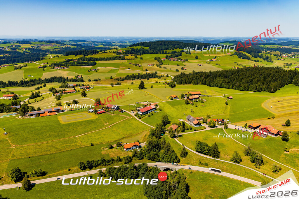 Geschenkidee Berg bei Oberstaufen -Die Luftbildaufnahme wurde 2025 vom UL-Flugzeug heraus erstellt ( keine Drohne ) - Hochauflösende Luftaufnahme -Nicht vergleichbar mit Google Maps oder Satelittenbilder- Die Geschenkidee !Mit Lizenz und Bildrechte bestellbar