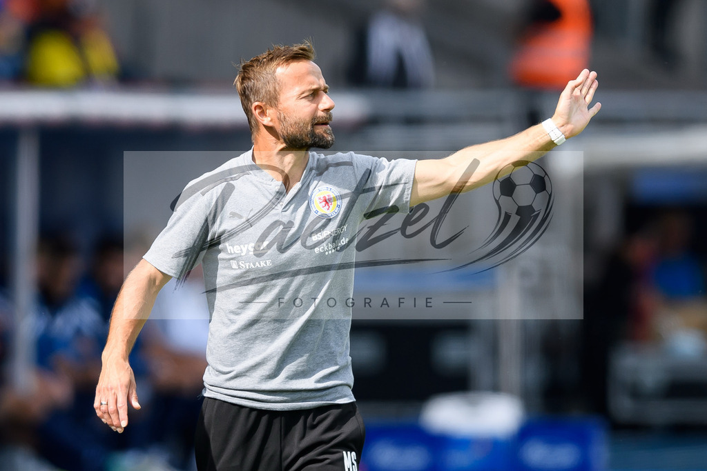EBSTSV20210828_145 | Fussball, Herren: Trainer Michael Schiele (Eintracht Braunschweig) gestikuliert beim Spiel der 3. Liga zwischen Eintracht Braunschweig und TSV 1860 Muenchen im Eintracht-Stadion am 28.08.2021 in Braunschweig, Deutschland.DFB / DFL REGULATIONS PROHIBIT ANY USE OF PHOTOGRAPHS AS IMAGE SEQUENCES AND/OR QUASI-VIDEO. - Realisiert mit Pictrs.com