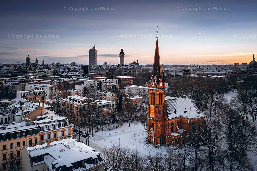 Leipzig von oben | Die Leipzig Skyline von oben ist ein echtes Highlight für Fotofans, Städtereisende und alle, die Leipzigs Kontraste zwischen Historie und Moderne schätzen – von City-Hochhäusern über Uni-Riese bis Völkerschlachtdenkmal und jede Menge Grün drumherum. - Realisiert mit Pictrs.com