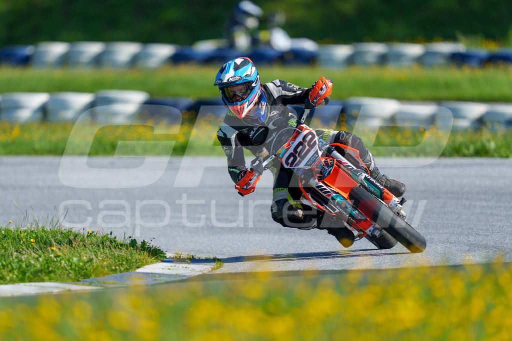 SuperMoto_Staatsmeisterschaft_Greinbach_107 | GRIPcapture steht für authentische Sportfotografie in Österreich – für Momente, die mehr sind als Geschwindigkeit oder Ergebnis. Es geht um Emotion, Spannung, Fokus und den Augenblick, der oft nur einen Wimpernschlag dauert.Ob Motorsport, Teamsport oder 