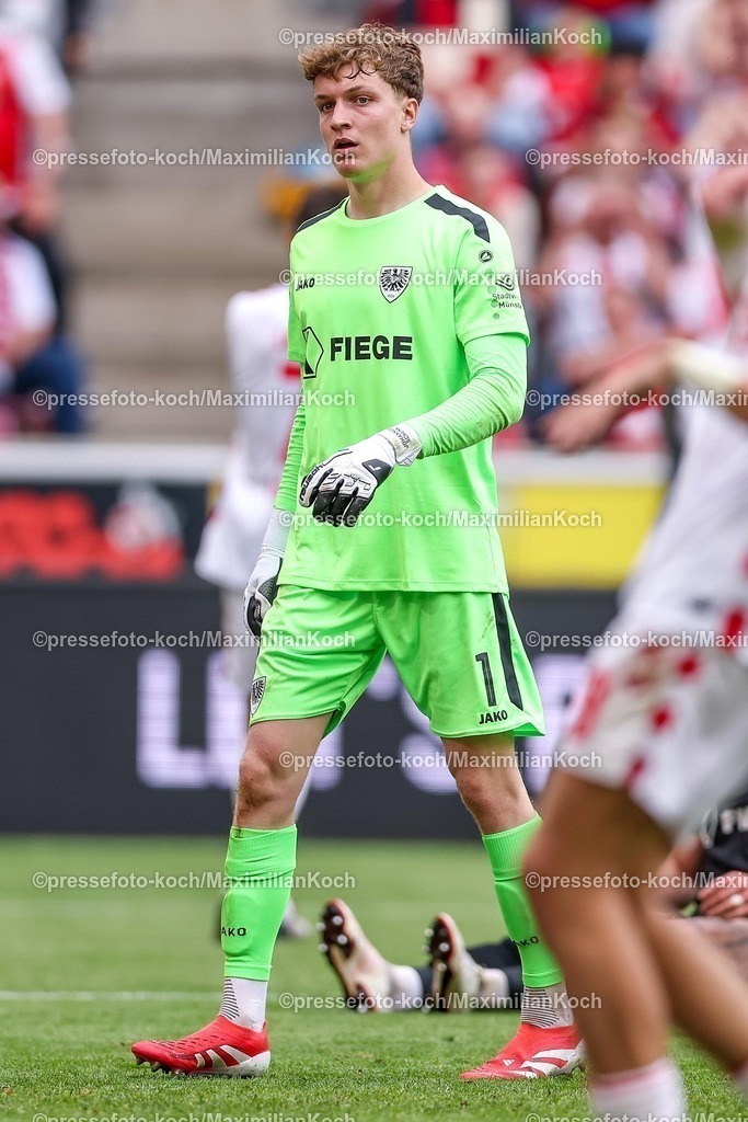 1FC20042501178 | 20.04.2025, Fußball, 1. FC Köln - Preußen Münster, 2.. Fußball Bundesliga, 30. Spieltag, RheinEnergie-STADION, Saison 2024 2025: Torwart Johannes Schenk (Preussen Muenster #01) DFB regulations prohibit any use of photographs as image sequences and or quasi-video.