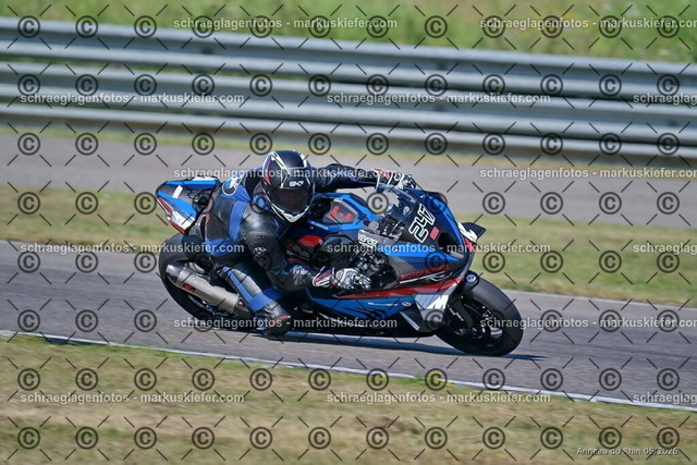 26BT02-0063 | markuskiefer.com - Realisiert mit Pictrs.com