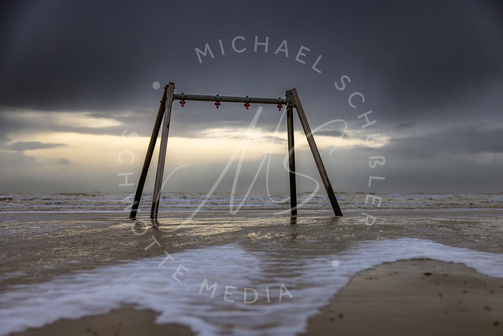 2023-01-30 SPO Strand Wind Sturm Wellen Sonnenuntergang - 196 | Schwotte Media - Realisiert mit Pictrs.com