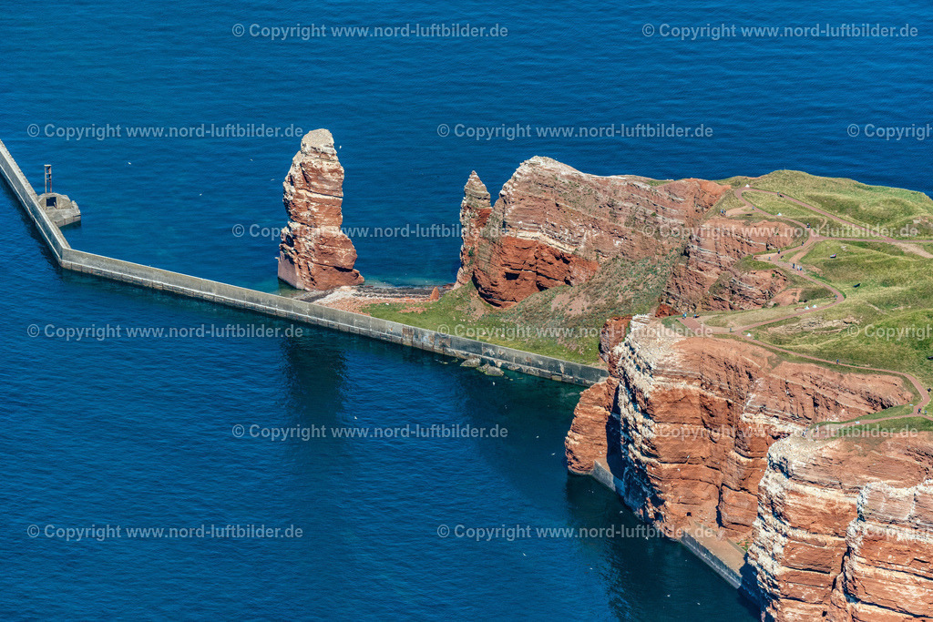 Helgoland_Lange_Anne_Lummenfelsen_Els_7958130822 | HELGOLAND 13.08.2022 Die freistehende Felsnadel / Brandungspfeiler Lange Anna auf Helgoland im Bundesland Schleswig-Holstein. Sie besteht aus rotem Buntsandstein. Weiterführende Informationen bei: Helgoland Tourismus-Service. // The detached rock needle / surf pillars Tall Anna on Helgoland in Schleswig-Holstein. Further information at: Helgoland Tourismus-Service. Foto: Martin Elsen