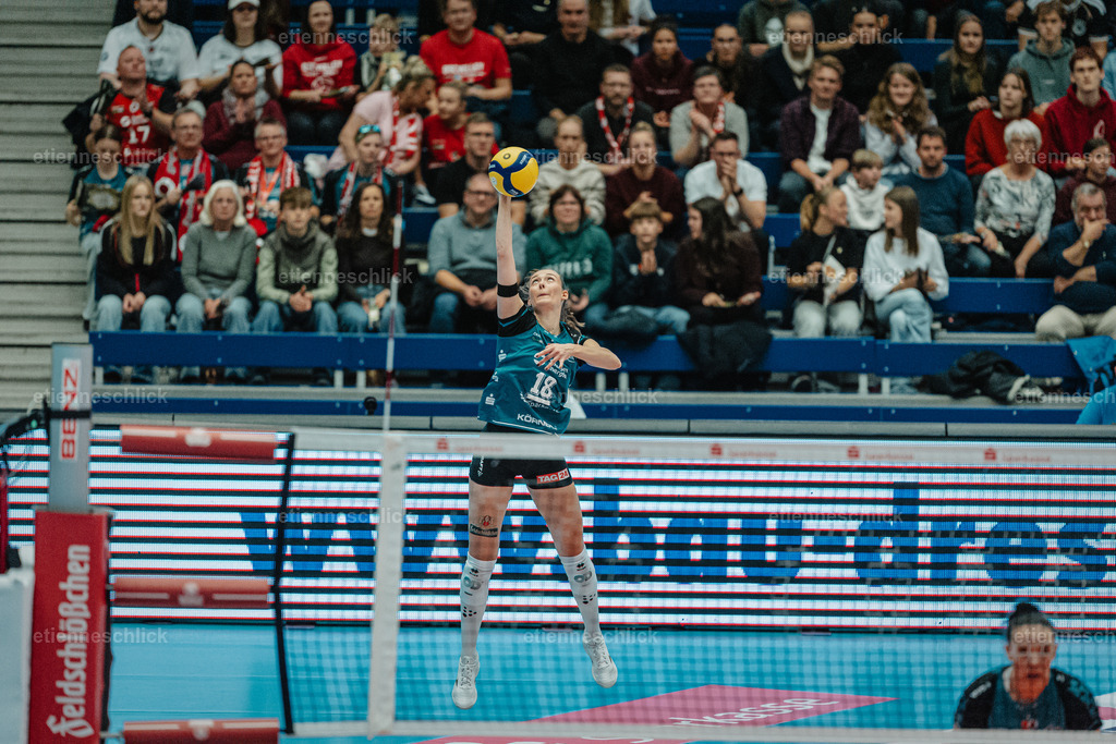 Dresdner SC - Binder Blaubären TSV Flacht, DEKRA 1. Bundesliga Frauen, Volleyball | Im Bild: Aufschlag Sarah Straube (18, Dresdner SC)24.10.2026, Dresdner SC -  Binder Blaubären TSV Flacht, DEKRA 1. Bundesliga Frauen, Volleyball, Deutschland, Dresden, Cyberport Arena