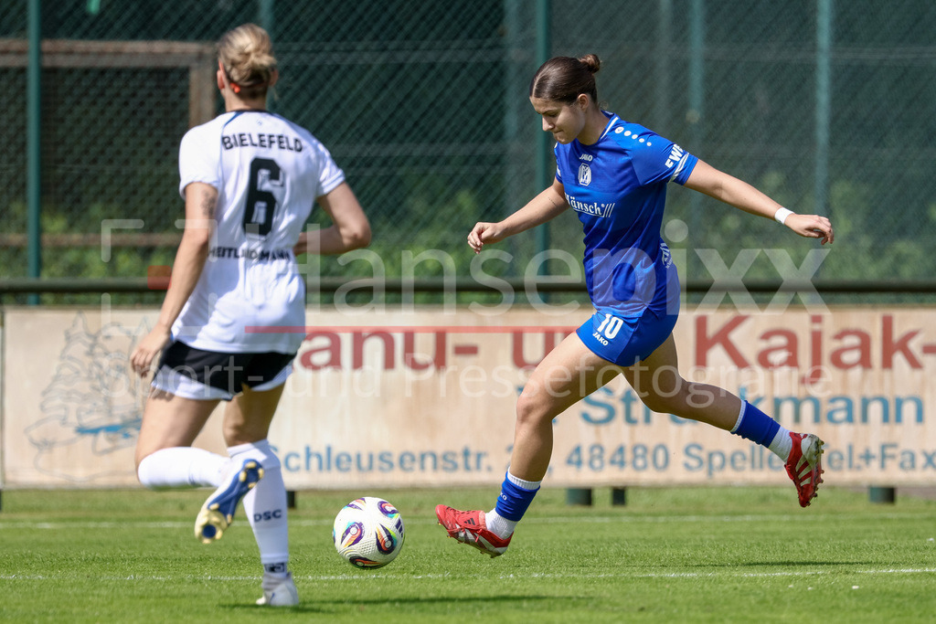 Fussball, Testspiel Frauen, SV Meppen - DSC Arminia Bielefeld | Anouk Blaschka (SV Meppen, 10) am Ball, Einzelbild, Ganzkörper, Aktion, Action, Spielszene