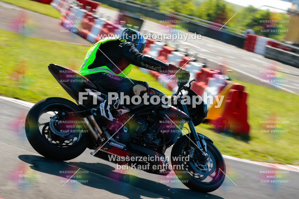 Moto-TeamOBK-21193 | Hier findet Ihr Bilder von Touristenfahrten auf der Nürburgring Nordschleife oder von anderen Veranstaltungen die ich besucht habe. Viel Spass beim Durch Schauen 