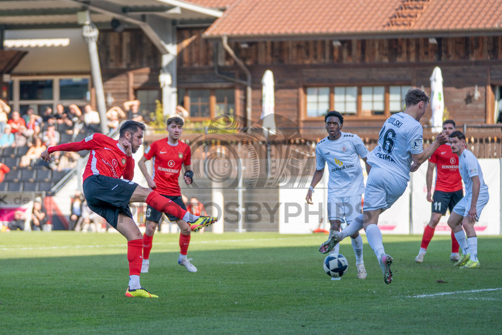 SG Sonnenhof Großaspach vs. KSV Hessen Kassel, Fussball, Regionalliga Südwest, 23. Spieltag, Saison 2025/2026, 07.03.2026 | Volkan Celiktas (SG Sonnenhof Großaspach, #05) mit dem Schuss,SG Sonnenhof Großaspach vs. KSV Hessen Kassel, Fussball, Regionalliga Südwest, 23. Spieltag, Saison 2025/2026, 07.03.2026Foto: photosbyphips/Philip Ziegler