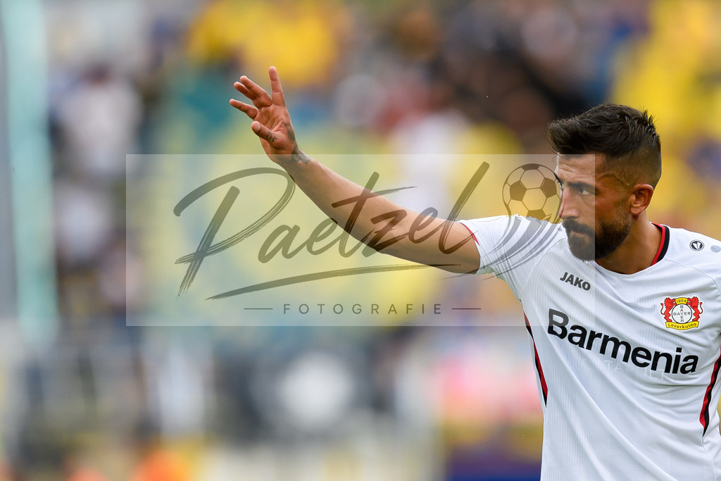 LLELEV20210807_129 | Fussball, Herren: Kerem Demirbay (Bayer 04 Leverkusen) gestikuliert beim Spiel der 1. Runde im DFB-Pokal zwischen 1. FC Lokomotive Leipzig und Bayer 04 Leverkusen im Bruno-Plache-Stadion am 07.08.2021 in Leipzig, Deutschland.DFB / DFL REGULATIONS PROHIBIT ANY USE OF PHOTOGRAPHS AS IMAGE SEQUENCES AND/OR QUASI-VIDEO. - Realisiert mit Pictrs.com