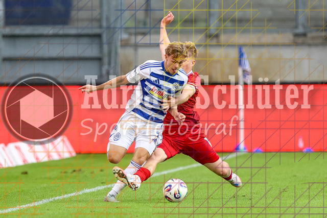 MSV Duisburg vs VfB Stuttgart II - 3. Liga | Duisburg, Deutschland, 02.08.25:   Jakob Bookjans (MSV Duisburg) und Julian Lüers (VfB Stuttgart II) im Kampf um den Ball waehrend des Spiels der 3. Liga MSV Duisburg vs VfB Stuttgart II in der schauinsland-reisen-arena(Foto von Brauer-Fotoagentur / Adrian Schlueter)