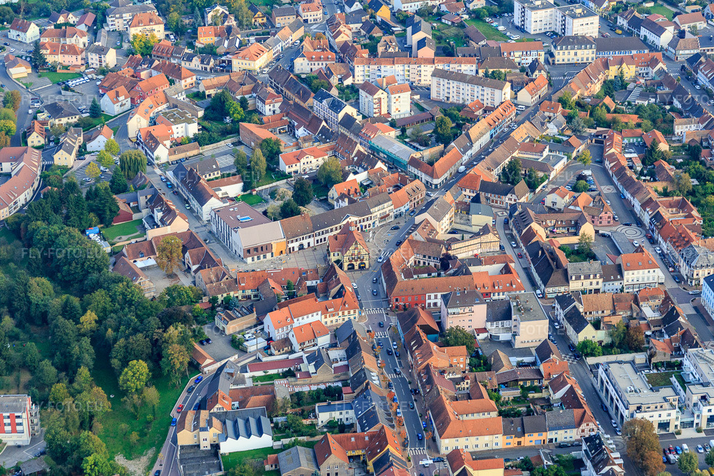 Vue aérienne: Pl. de la Mairie avec le Musée de la Laub à Bischwiller dans le département Bas Rhin, France – .Photo: IMG_074283.jpg prise le 04/10/2014 par Werner Riehm/FLY-FOTO.eu – Résolution de l'original: 5472 x 3648 px – WWW.VILLE-BISCHWILLER.FR