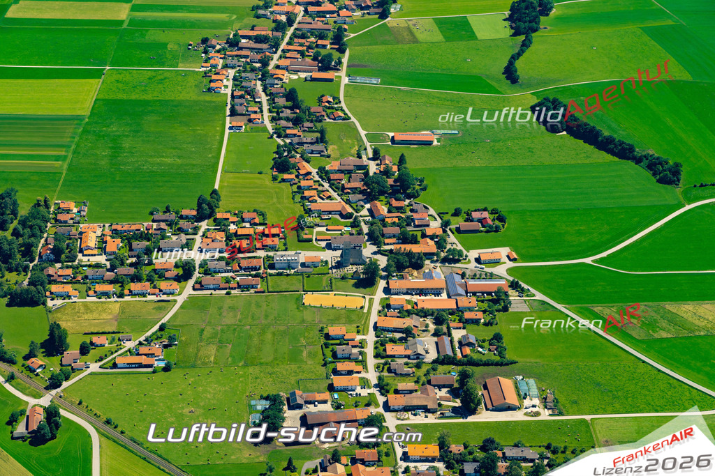 Aktuelles Luftbild von Unterdarching Valley - Die Luftaufnahme wurde 2022 mittels UL-Flugzeug erstellt ( keine Drohne ) - hochauflösende Kamera-Systeme von  Canon -Beste Qualität - Für grossformatige Ausdrucke geeignet. Die Geschenkidee !