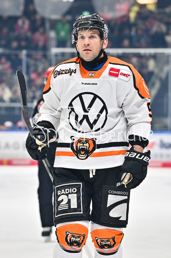 Augsburger Panther - Grizzlys Wolfsburg | AUGSBURG, GERMANY - 15. MARCH: Im Bild Matt WHITE (Grizzlys Wolfsburg 97) nach dem Treffer zum 1-1 Ausgleich / Tor / Torschuetze / Freude / Happy während dem Match zwischen den Augsburger Panthern und den Grizzlys Wolfsburg am 52. Spieltag der Penny DEL im Curt Frenzel Stadion