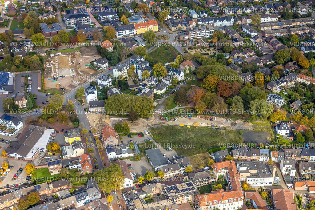 Rees251004808 | Luftbild, Baustelle an der Florastraße für neuen Aldi Supermarkt und Baustelle am Stadtgarten, herbstliche Bäume, Rees, Niederrhein, Nordrhein-Westfalen, Deutschland