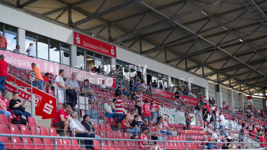 Fußball, Herren, Saison 2025/2026, Regionalliga Nordost, 5. Spieltag, Hallescher FC vs. FSV 63 Luckenwalde, Dienstag 26.08.2025, Leuna-Chemie-Stadion Halle, | Fußball, Herren, Saison 2025/2026, Regionalliga Nordost, 5. Spieltag, Hallescher FC vs. FSV 63 Luckenwalde, Dienstag 26.08.2025, Leuna-Chemie-Stadion Halle, Im Bild: Ein Blick auf die Sparkassen Tribüne - Haupttribüne des Leuna-Chemie-Stadions. - Realisiert mit Pictrs.com