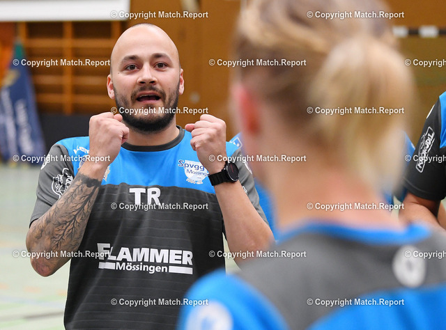 Handball Landesliga Frauen 21/22 Spvgg Moessingen - TB Neuffen | Handball Landesliga Frauen 2021/2022  30.10.2021Spvgg Moessingen - TB NeuffenTrainer Tobias Renz (Spvgg Moessingen ) bei einer AuszeitFOTO: ULMER PressebildagenturxxNOxMODELxRELEASExx