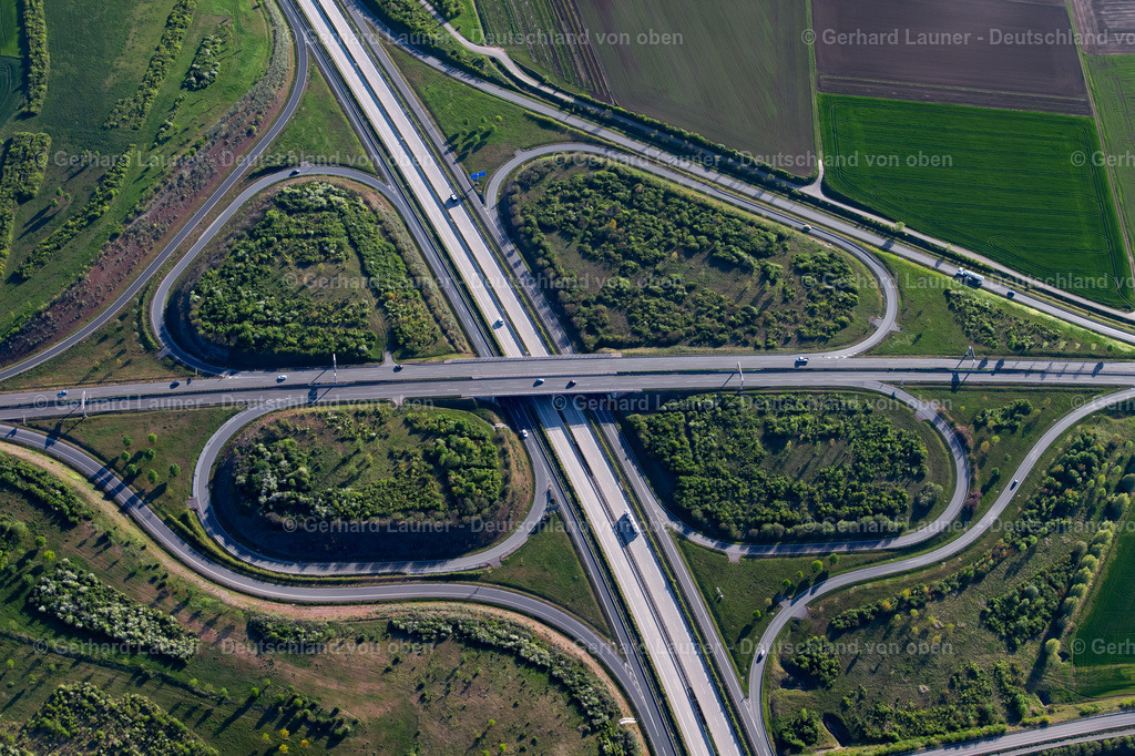 4026118 | ERFURT 06.05.2020 Verkehrsführung und Fahrbahnen in der Straßenführung des Autobahnkreuz der BAB A4 - A 71 - angegelegt als Form eines Kleeblattes im Ortsteil Gispersleben in Erfurt im Bundesland Thüringen, Deutschland. Weiterführende Informationen bei: Die Autobahn GmbH des Bundes. // Traffic flow at the intersection- motorway A4 - A 71 in form of cloverleaf in the district Gispersleben in Erfurt in the state Thuringia, Germany. Further information at: Die Autobahn GmbH des Bundes. Foto: Gerhard Launer