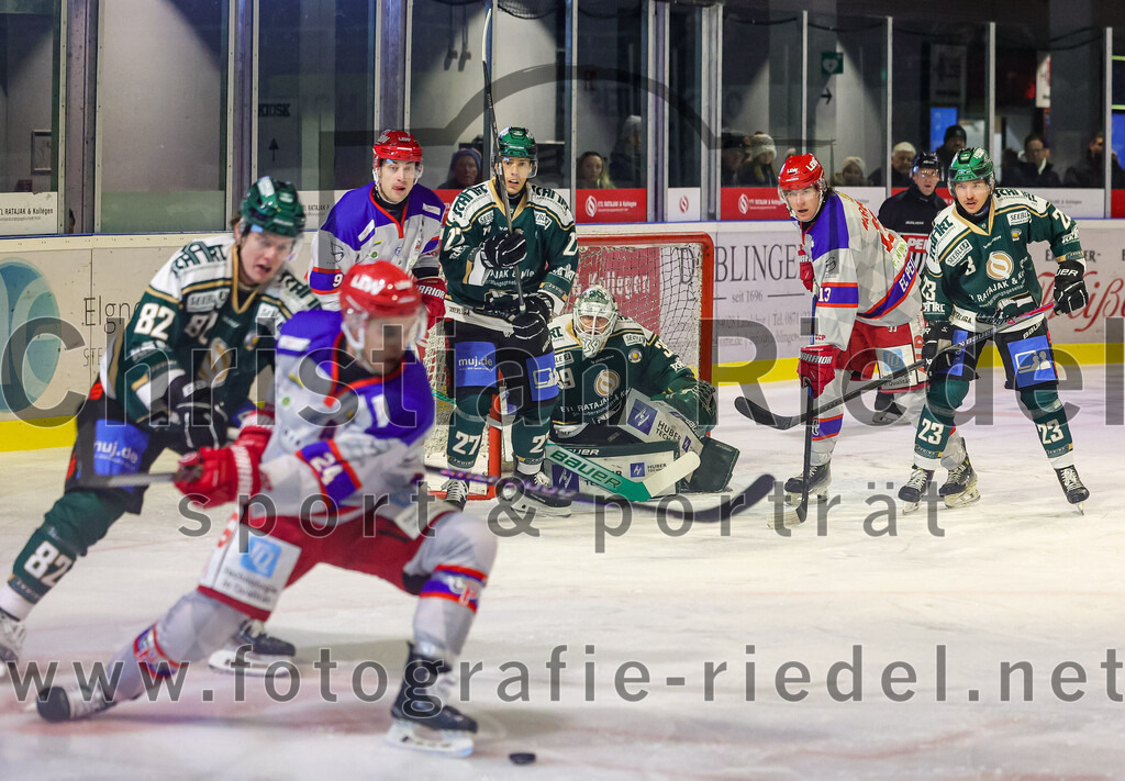 2025-11-30_056_TSV_Erding_gegen_EC_Peiting | Erding, Deutschland, 30.11.2025:Eishockey, Oberliga Süd 2025 / 2026, 22. Spieltag, TSV Erding gegen EC Peiting, Endergebnis: 5:1Moritz Köttstorfer (Erding Gladiators, #82), Mark Waldhausen (Erding Gladiators, #27), Torwart Leon Meder (Erding Gladiators, #39), Phillipp Markgraf (EC Peiting, #13), Lukas Gaus (Erding Gladiators, #23)Foto: Christian Riedel / fotografie-riedel.net