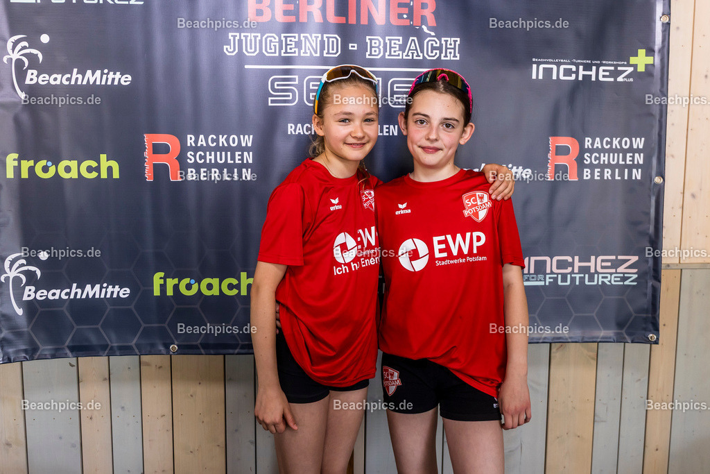 2025-200076205-Jugend-Beach-Serie-Fotobox | Pinar Atalay, Bundeskanzler Friedrich Merz 31.05.2025; Berlin Foto: Gerold Rebsch - www.beachpics.de