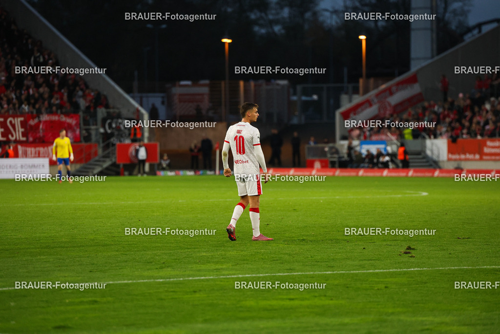 Rot-Weiss Essen - 1.Fc Schweinfurt | Essen, Deutschland, 02.11.2025 Marvin Obuz  (Rot-Weiss Essen) schaut während des 3.Liga Spiels zwischen  Rot-Weiss Essen und 1.Fc Schweinfurt am 02.11.2025 im Stadion an der Hafenstraße in Essen. (Foto von Timo Bluhmki-Schmidt/Brauer Fotoagentur
